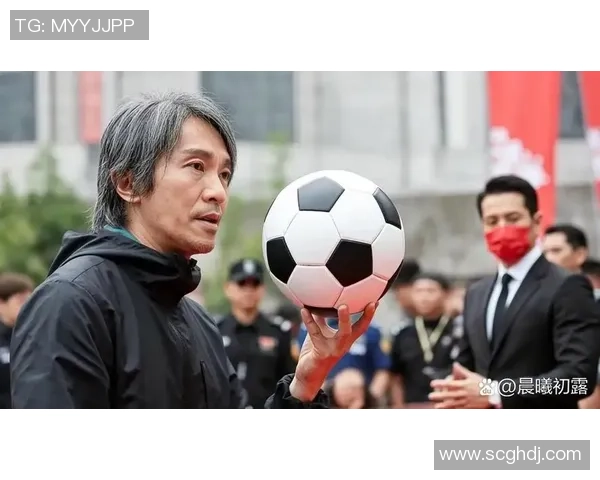 左右两图合成呈现足球巨星风采 见证球场传奇与荣光交织